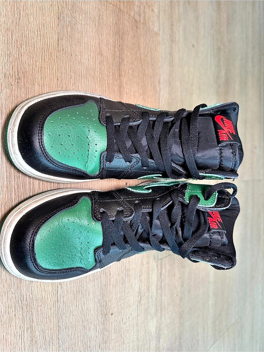 Nike Air Jordan 1 High-Top Sneakers in Green & Black - Picture 4 of 9